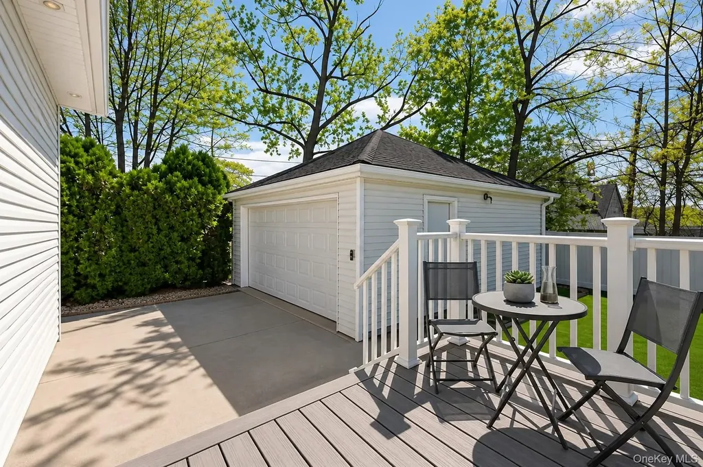 10 Lea Place Albertson NY 11507