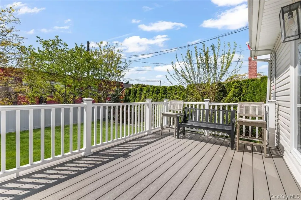 10 Lea Place Albertson NY 11507