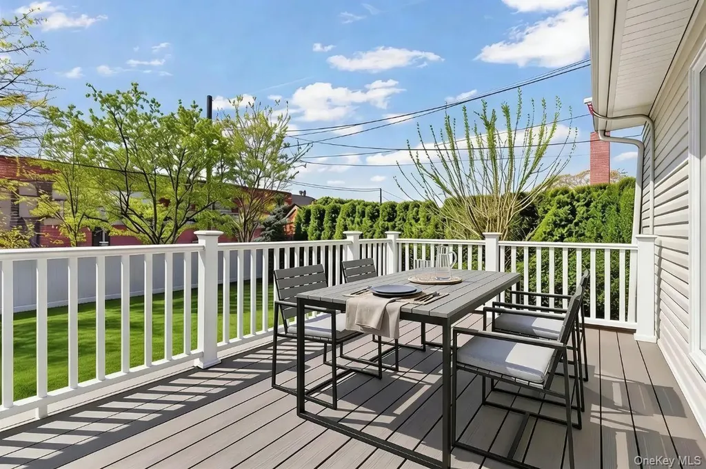 10 Lea Place Albertson NY 11507