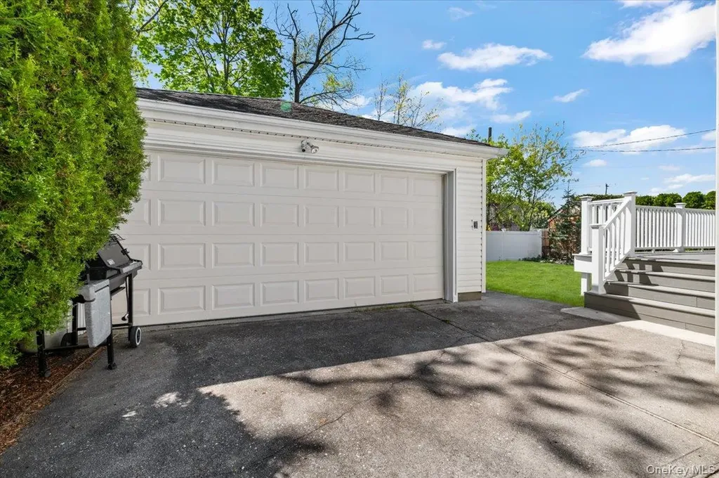10 Lea Place Albertson NY 11507