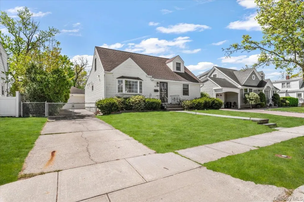 10 Lea Place Albertson NY 11507