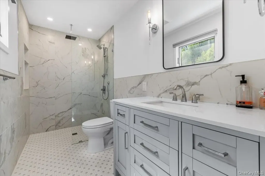 10 Lea Place Albertson NY 11507