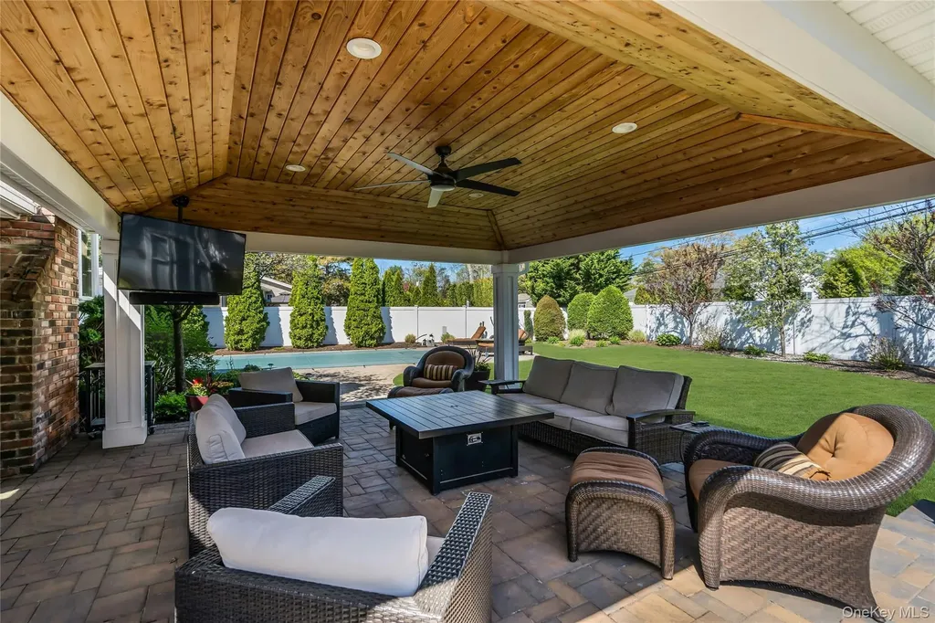 288 Bow Drive Smithtown NY 11787