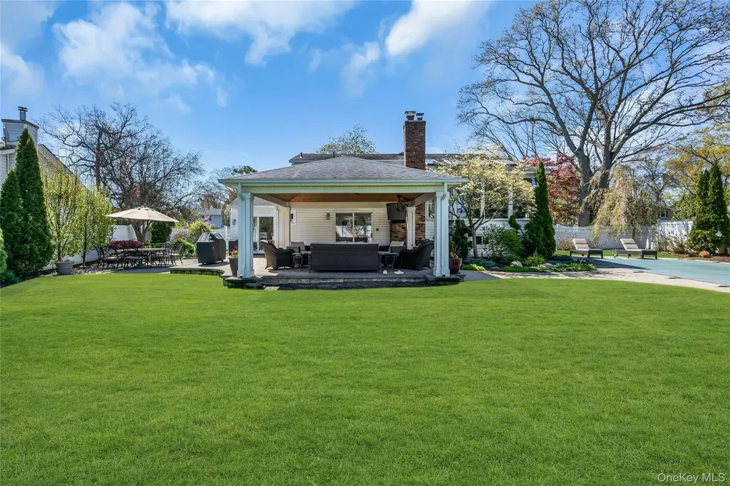 288 Bow Drive Smithtown NY 11787