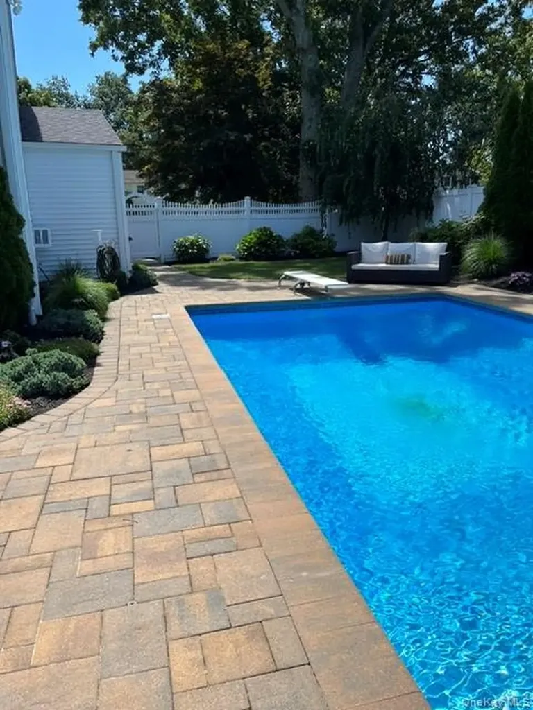 288 Bow Drive Smithtown NY 11787