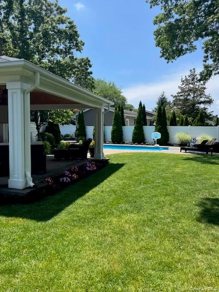 288 Bow Drive Smithtown NY 11787