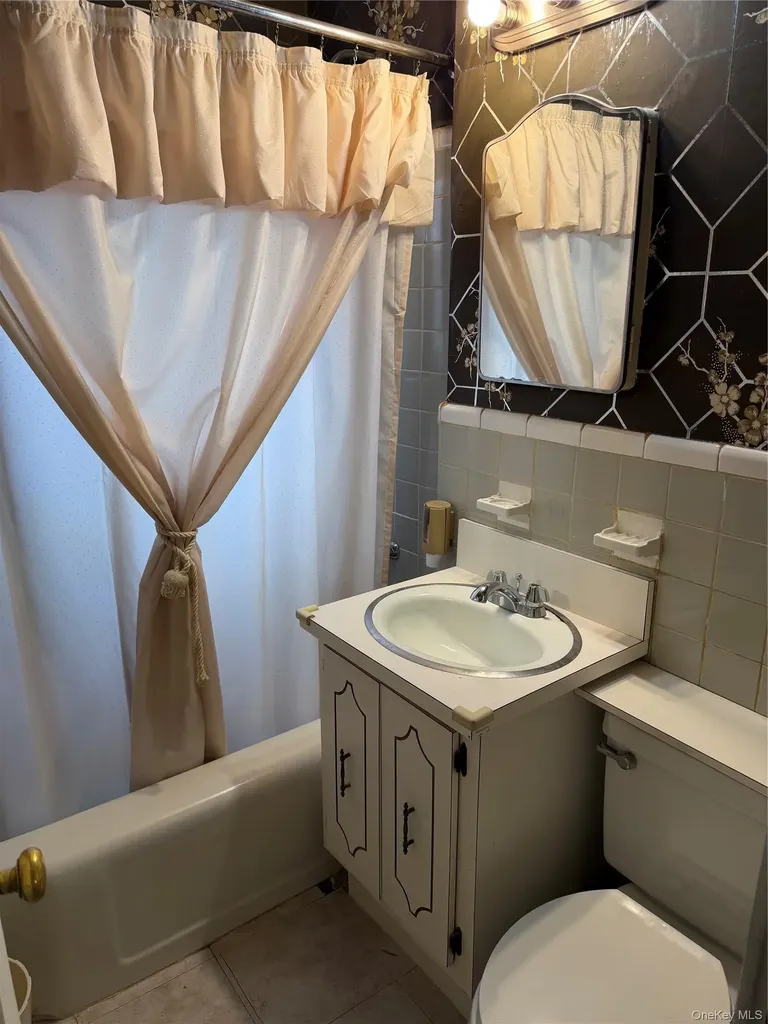 58-58 246th Crescent Douglaston NY 11362