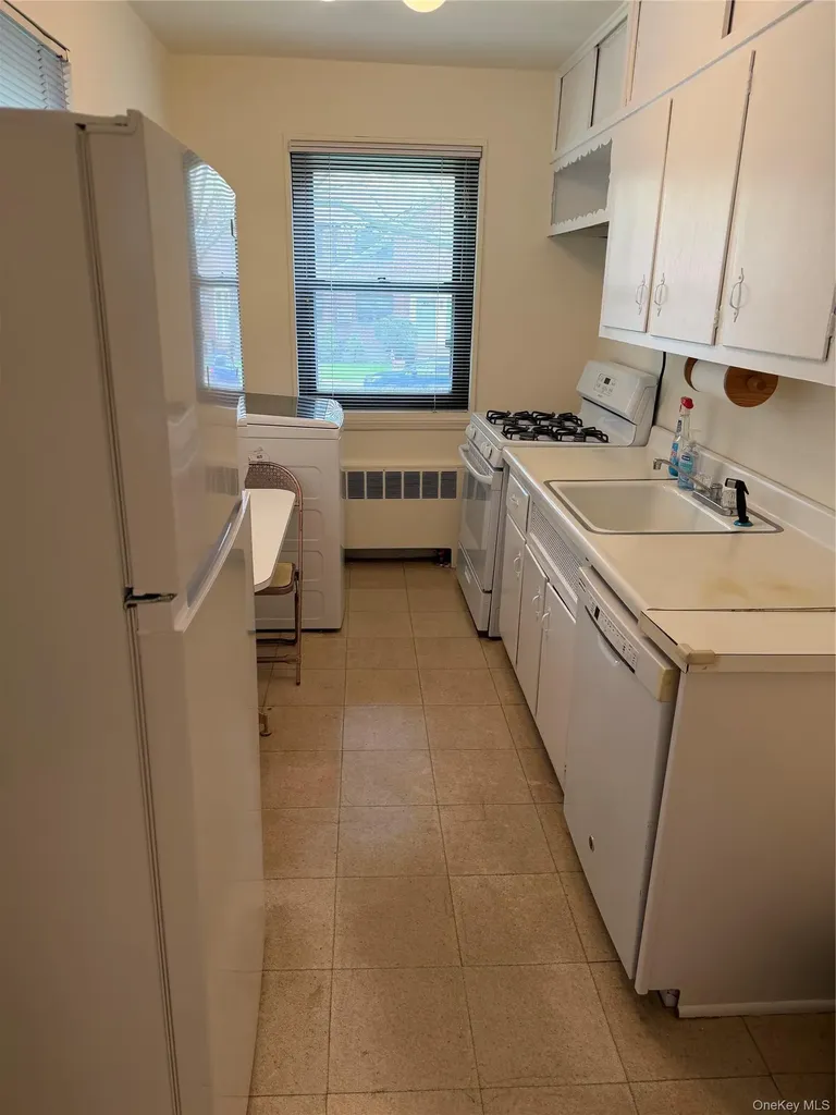 58-58 246th Crescent Douglaston NY 11362