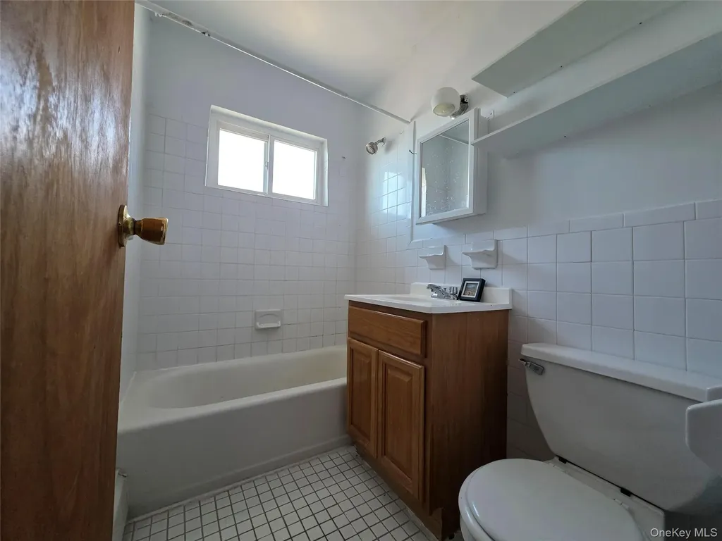 41 Quebec Road Island Park NY 11558