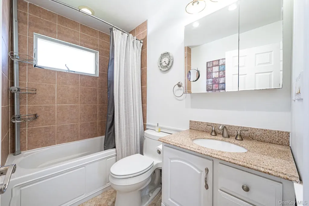 71 Hill Lane Levittown NY 11756