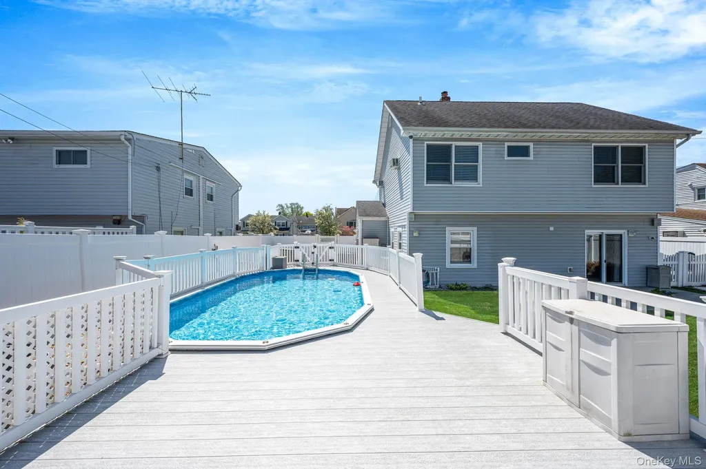71 Hill Lane Levittown NY 11756