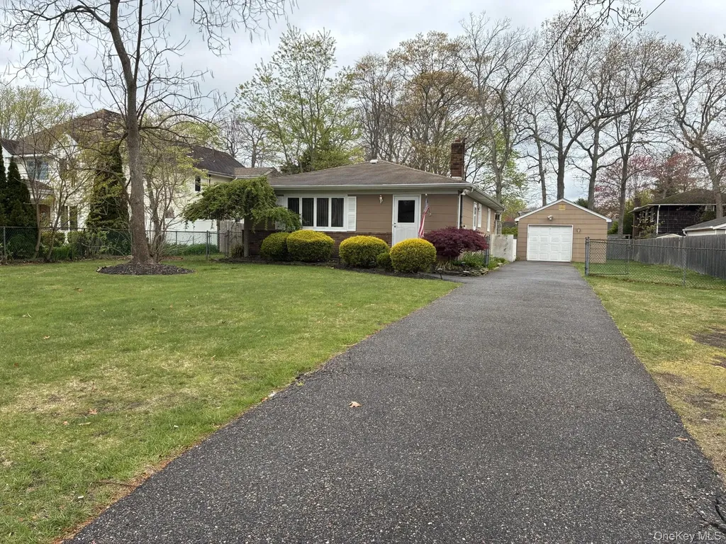 32 Lincoln Drive Oakdale NY 11769