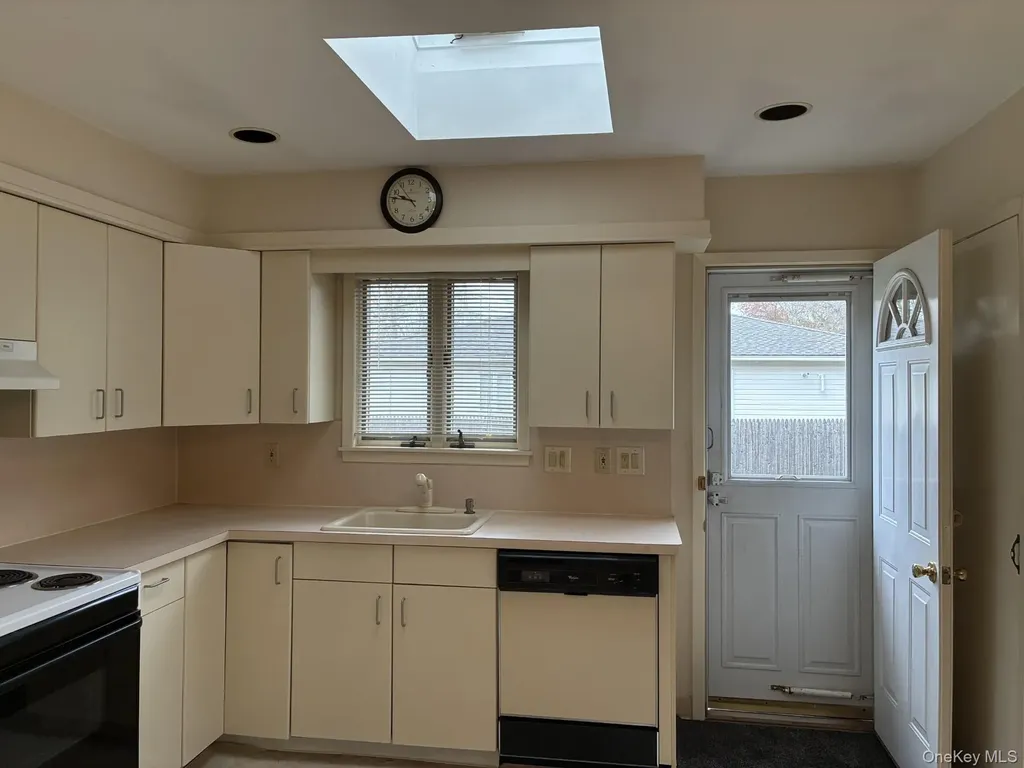 32 Lincoln Drive Oakdale NY 11769