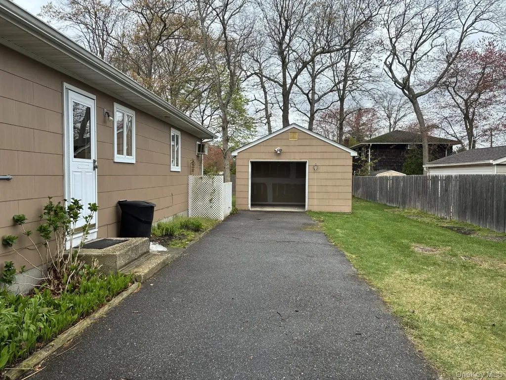 32 Lincoln Drive Oakdale NY 11769