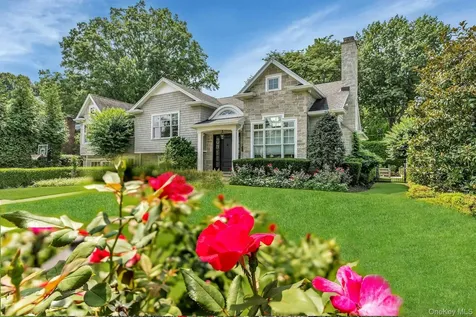 33 Harwood Drive E Glen Cove NY 11542