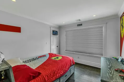 33 Harwood Drive E Glen Cove NY 11542