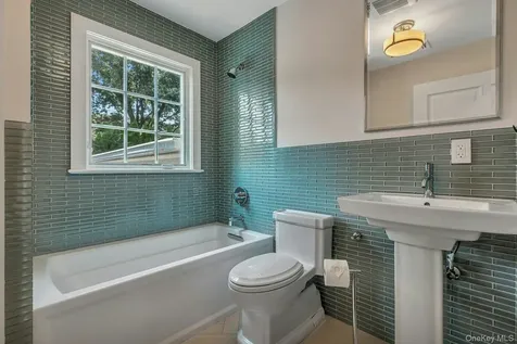 33 Harwood Drive E Glen Cove NY 11542