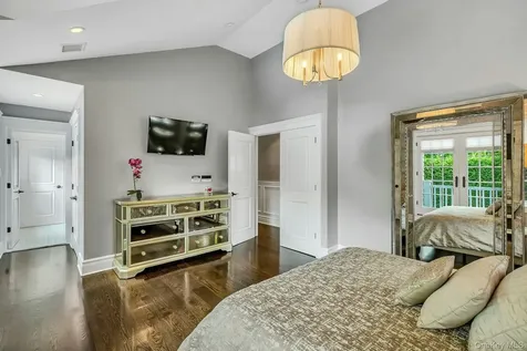 33 Harwood Drive E Glen Cove NY 11542