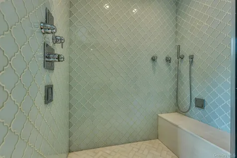 33 Harwood Drive E Glen Cove NY 11542