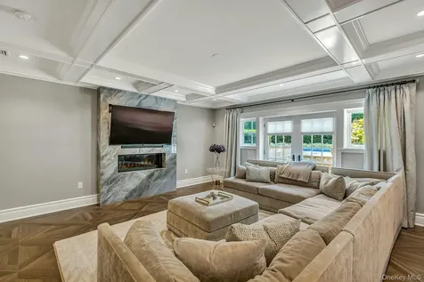 33 Harwood Drive E Glen Cove NY 11542