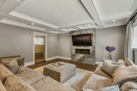 33 Harwood Drive E Glen Cove NY 11542