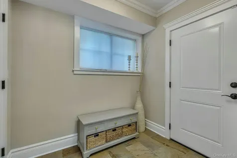 33 Harwood Drive E Glen Cove NY 11542