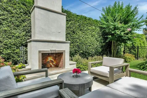 33 Harwood Drive E Glen Cove NY 11542