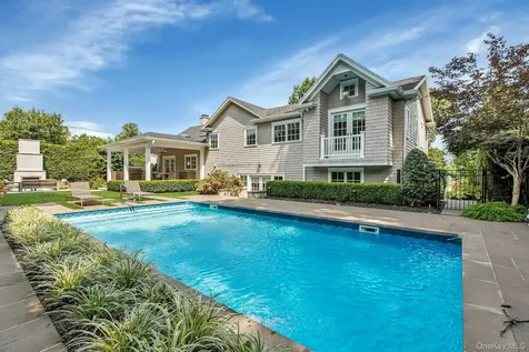 33 Harwood Drive E Glen Cove NY 11542