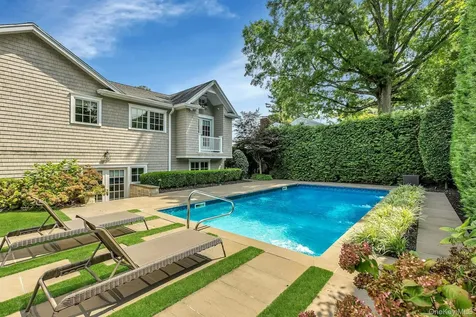 33 Harwood Drive E Glen Cove NY 11542