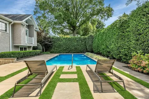 33 Harwood Drive E Glen Cove NY 11542