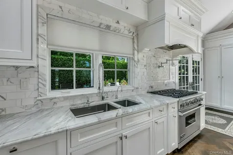 33 Harwood Drive E Glen Cove NY 11542
