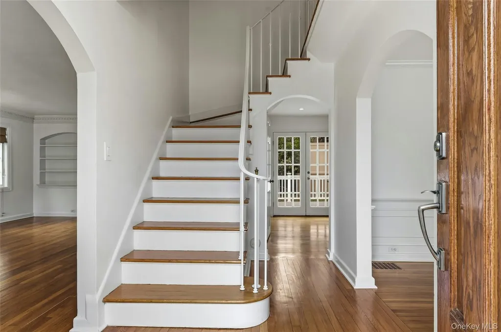 35 Sherry Hill Lane Manhasset NY 11030