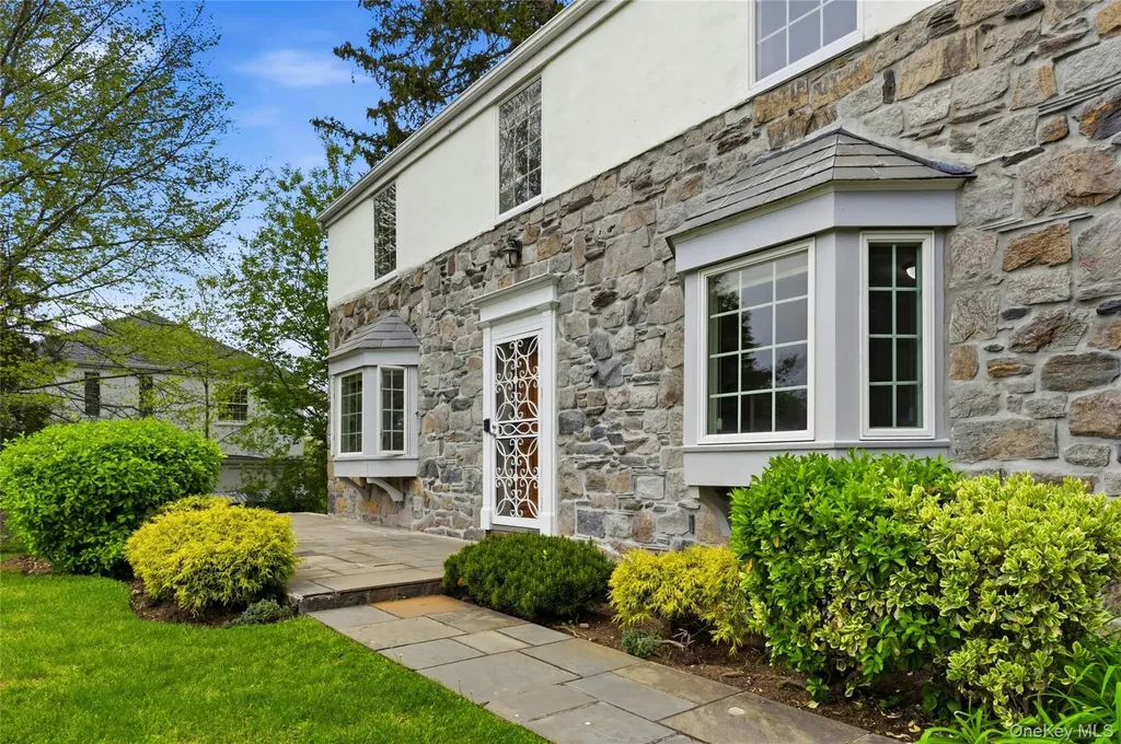 35 Sherry Hill Lane Manhasset NY 11030