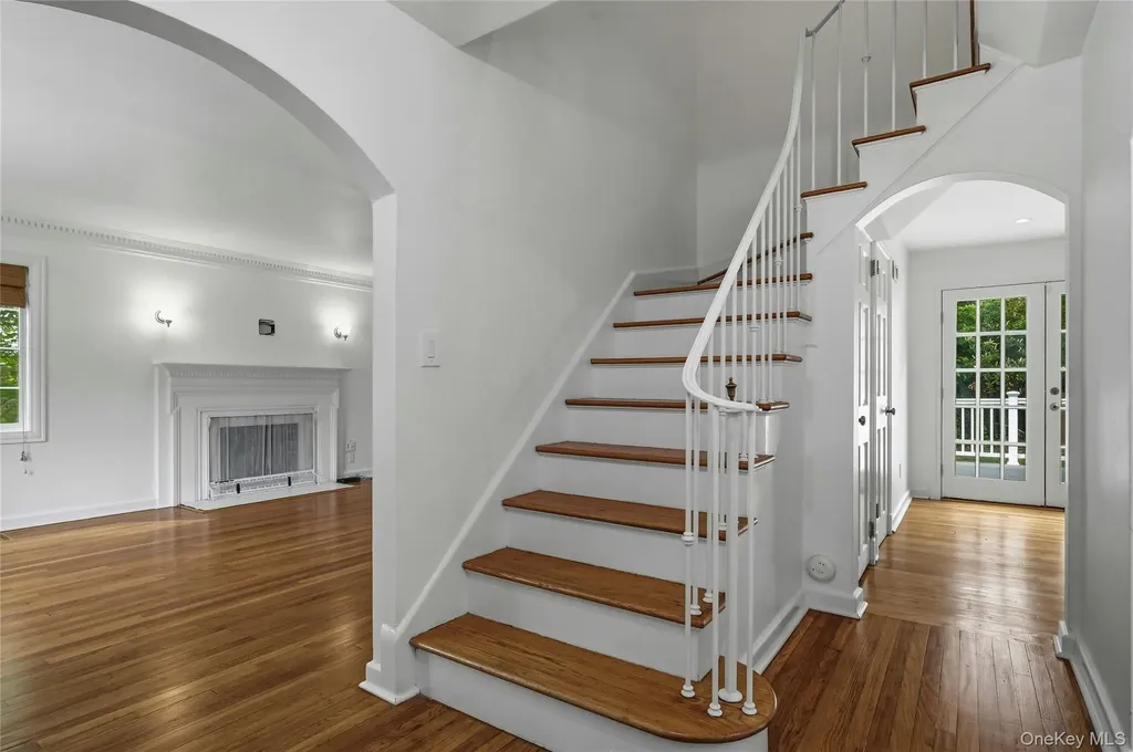 35 Sherry Hill Lane Manhasset NY 11030