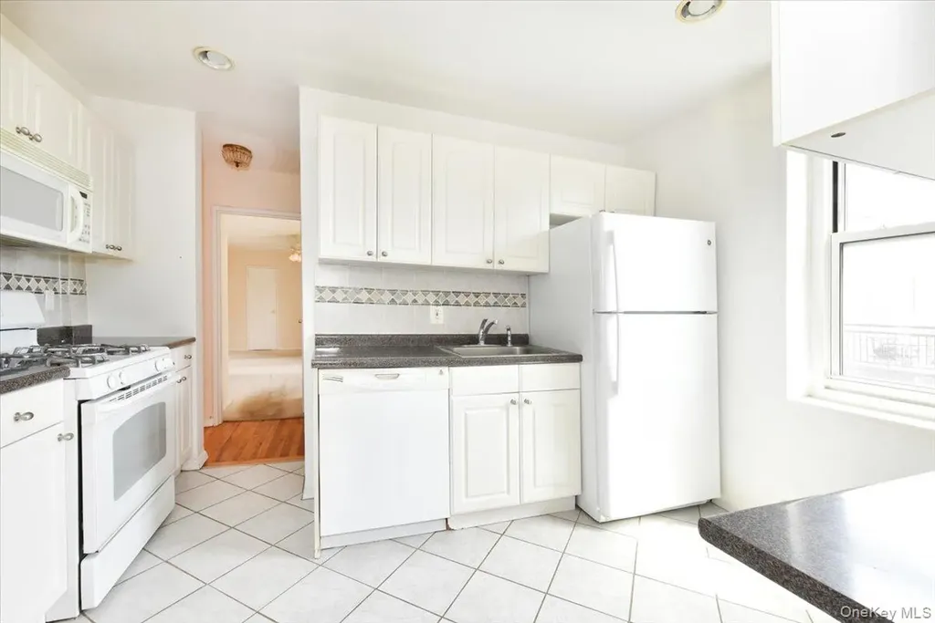 25 Canterbury Road Great Neck NY 11021