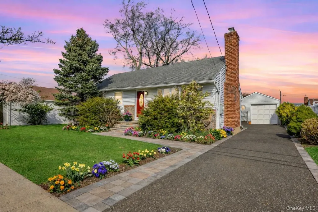 228 8th Street Bethpage NY 11714