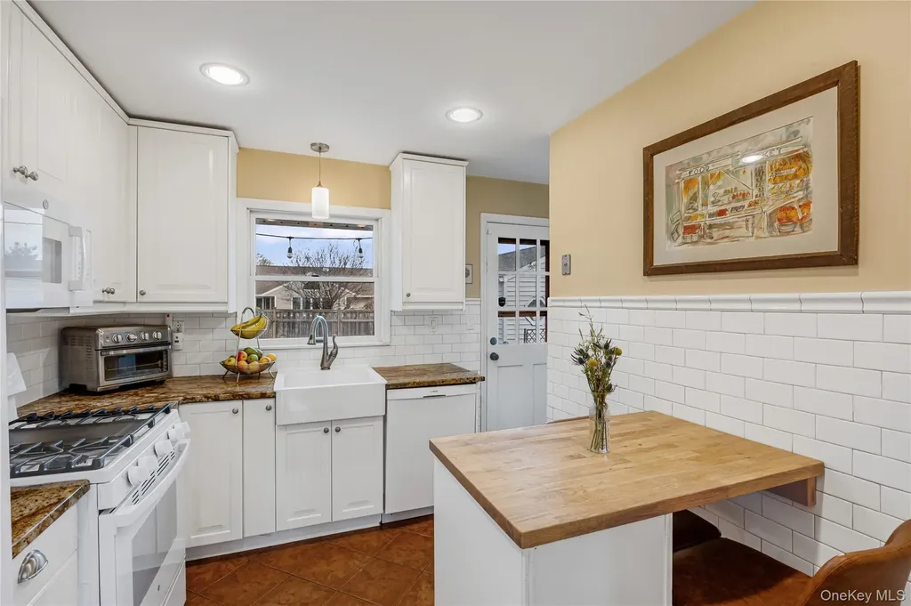 228 8th Street Bethpage NY 11714