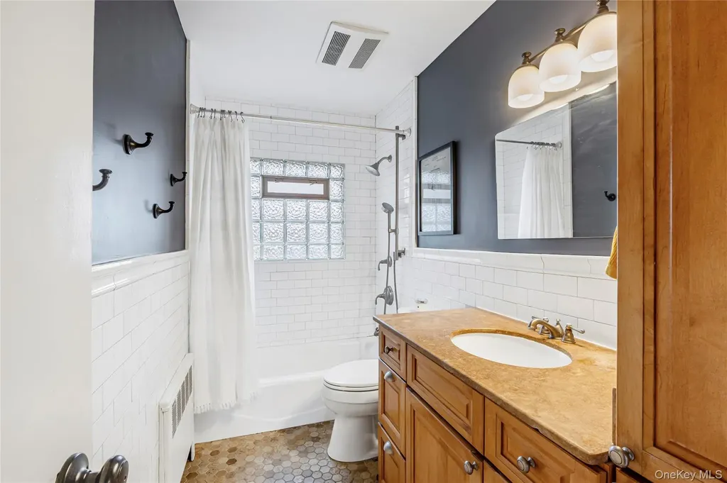 228 8th Street Bethpage NY 11714
