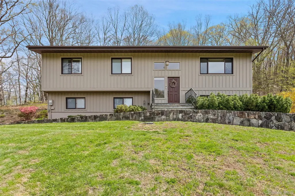 19 Crescent Lane Putnam Valley NY 10579
