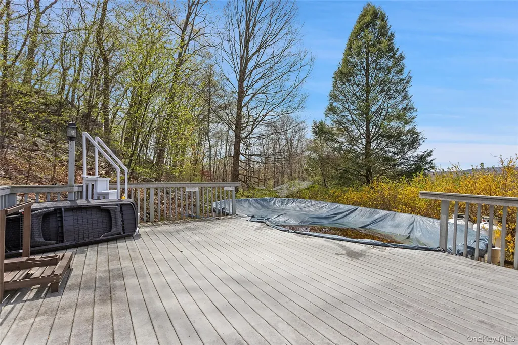 19 Crescent Lane Putnam Valley NY 10579