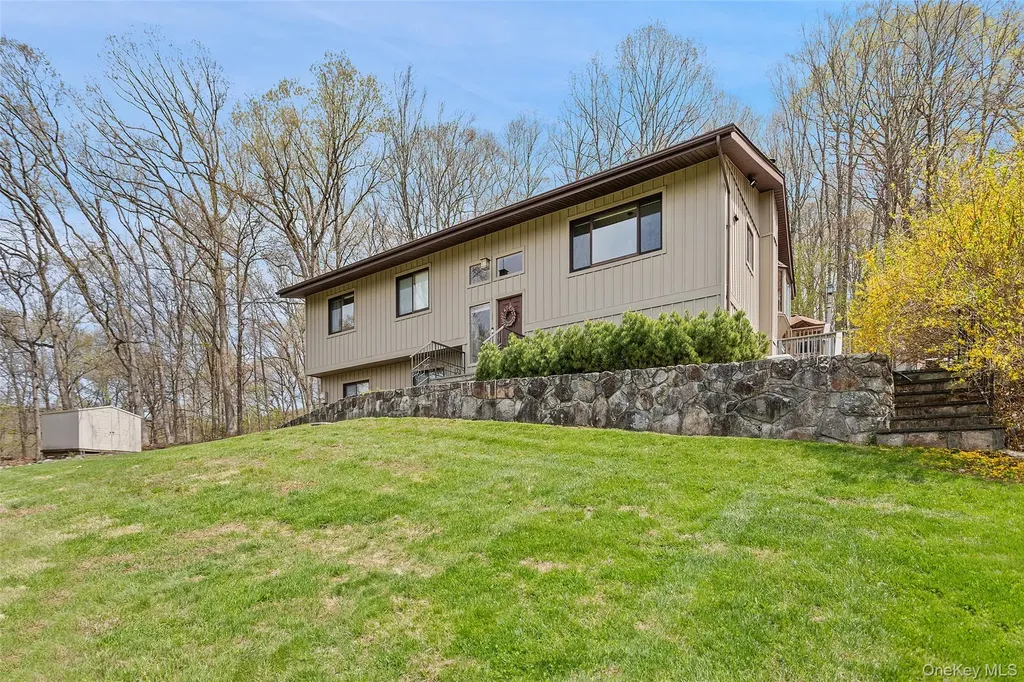19 Crescent Lane Putnam Valley NY 10579