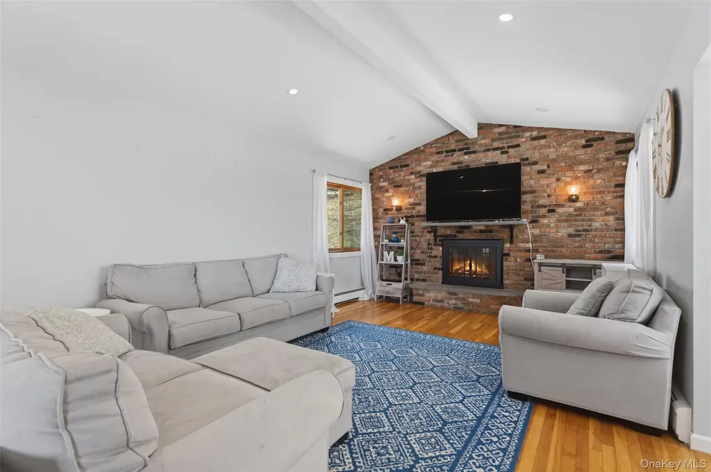 19 Crescent Lane Putnam Valley NY 10579