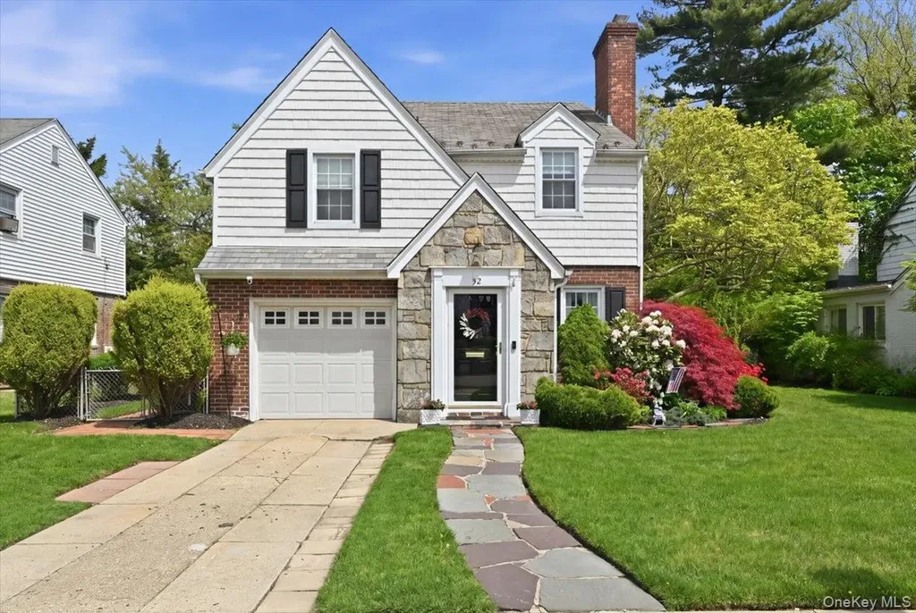 52 Wisteria Avenue Mineola NY 11501