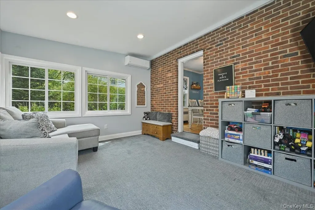52 Wisteria Avenue Mineola NY 11501