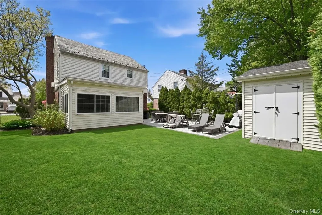 52 Wisteria Avenue Mineola NY 11501