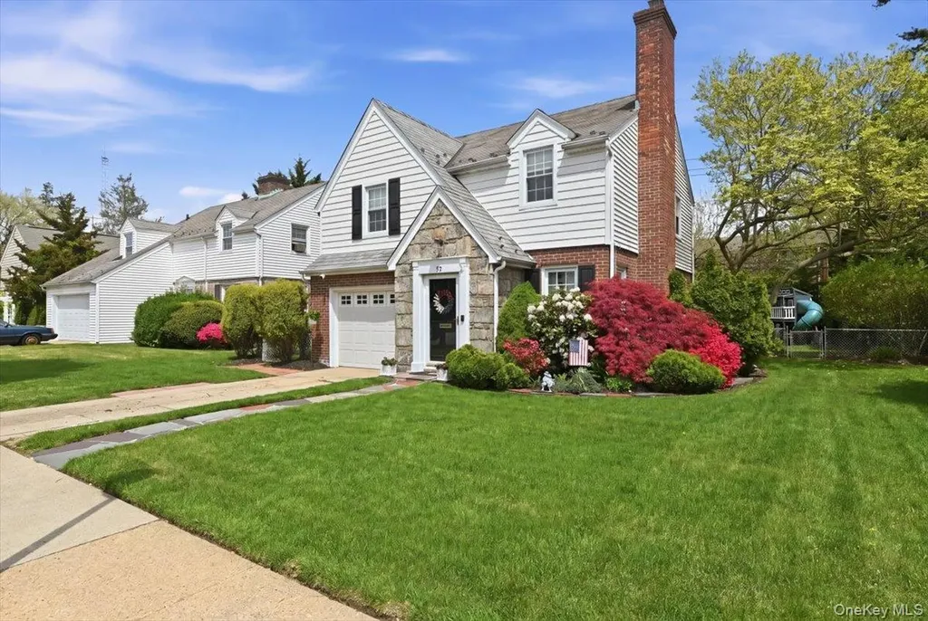 52 Wisteria Avenue Mineola NY 11501