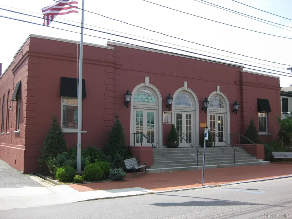 21 W 2nd Street Riverhead NY 11901