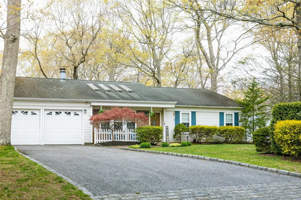4 Mount Oak Place Ridge NY 11961