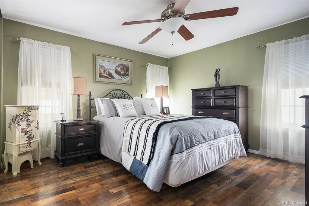 4 Mount Oak Place Ridge NY 11961