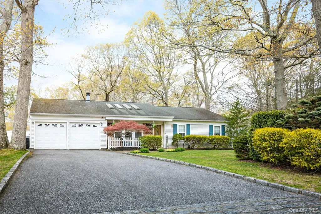 4 Mount Oak Place Ridge NY 11961